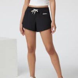NWT Vuori Clementine 4” Short 2.0 • Size L • Black • New With Tags